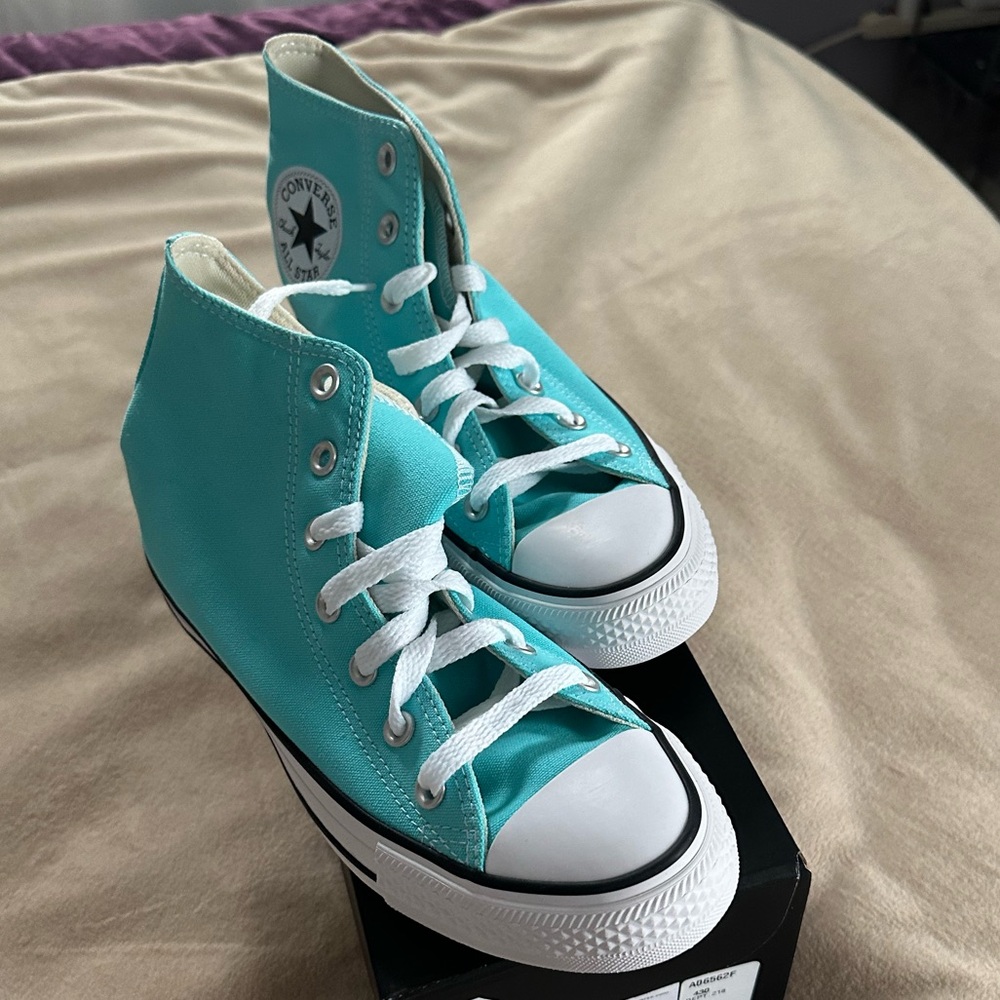 Converse sneakers women’s Sz 8 Double Cyan